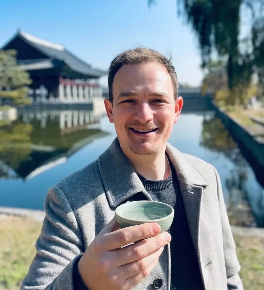 Julien, fondateur d'Itosake, dégustant un verre de saké